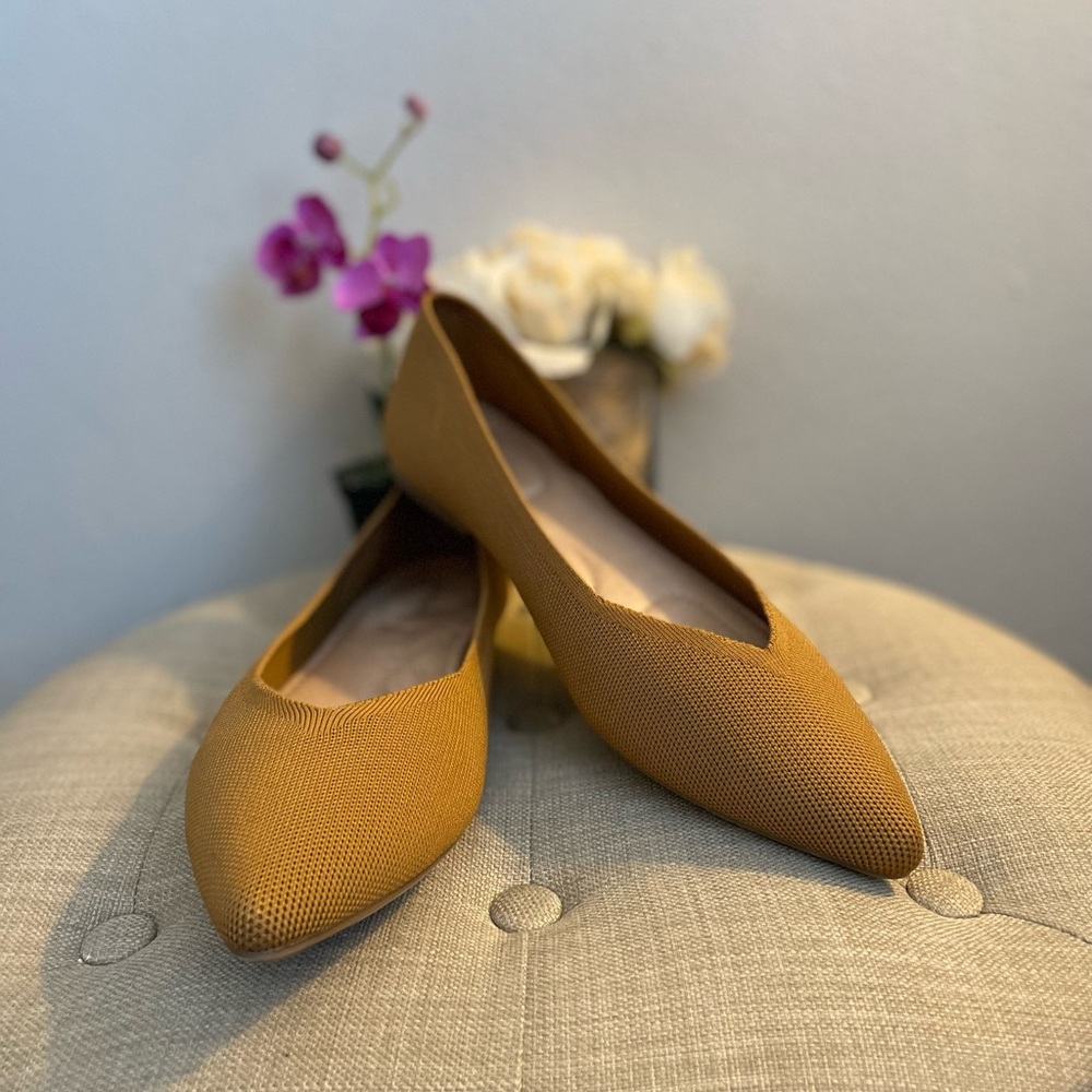 Old Navy Point Toe Flat Shoes - Size 9